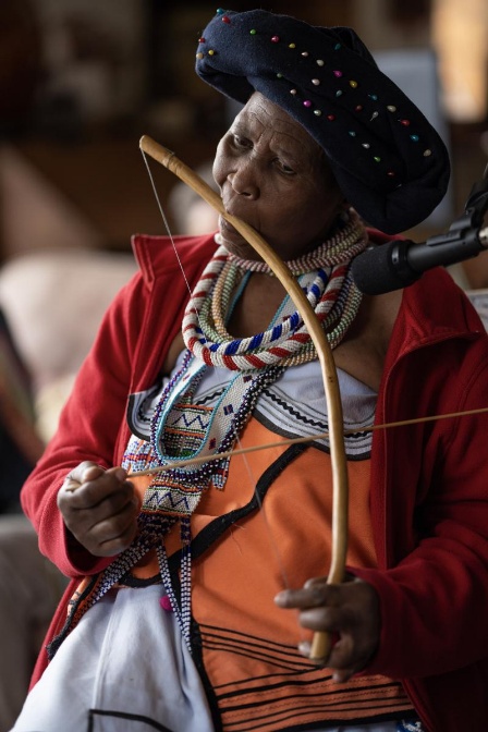 Abbildung 1. Traditioneller Musikbogen (Uhadi der Xhosa, Südafrika).