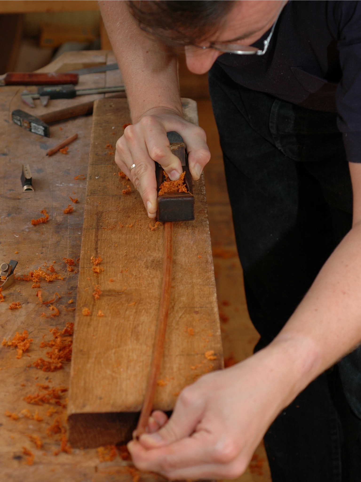 Hobelarbeit an der fortgeschrittenen Bogenstange.